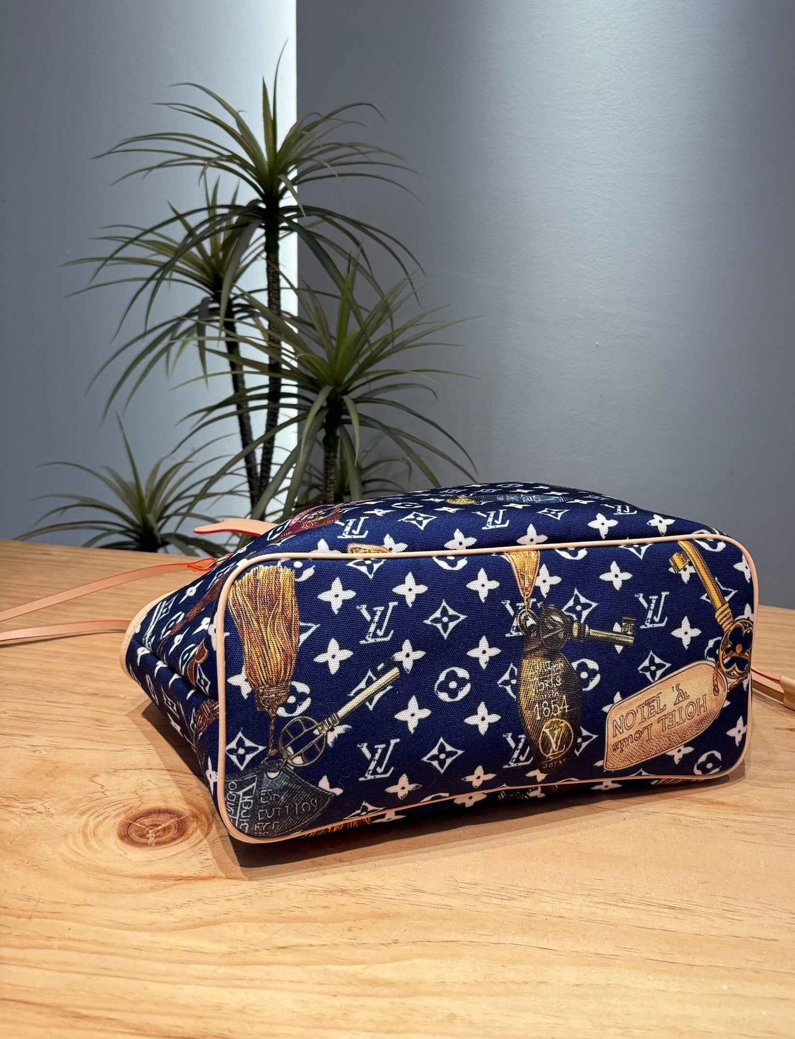 NeverWoof Luxury Bone Vintage Pet Carrier Tote Bag - Cream/White
